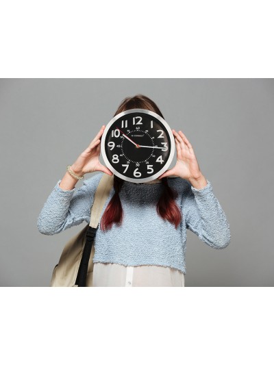Reloj q-connect de pared metalico redondo 25 cm movimiento silencioso color negro con esfera cromado
