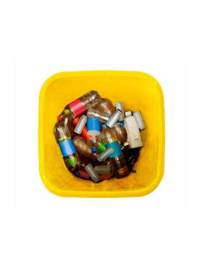 Papelera contenedor q-connect plastico amarillo para plasticos y envases metalicos 100l con tapa y ruedas 750x470x370 mm