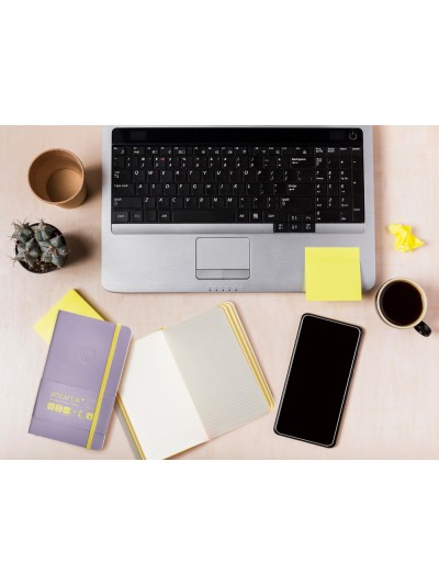 Cuaderno con gomilla antartik notes tapa blanda a6 rayas morado y amarillo 100 hojas 80 gr fsc