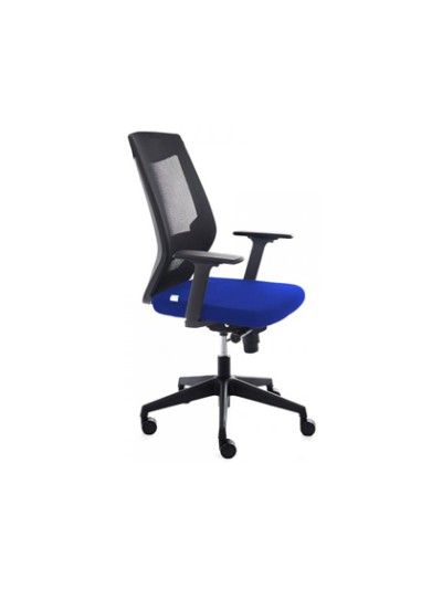 Silla rocada de oficina con brazos tapizada en tela ignifuga azul y respaldo en polimero negro