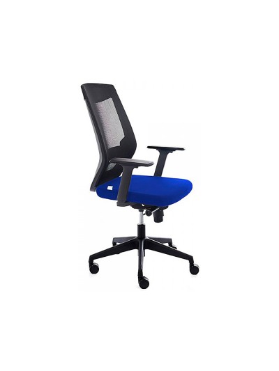 Silla rocada de oficina con brazos tapizada en tela ignifuga azul y respaldo en polimero negro
