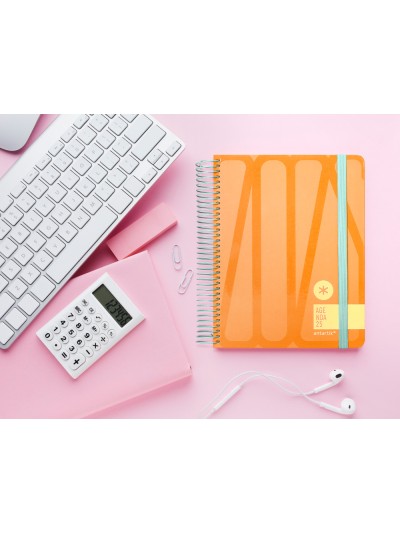 Agenda espiral antartik bold a5+ 2025 dia pagina colores azul y melocoton surtidos papel 80 gr