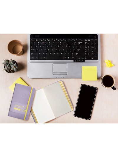 Cuaderno con gomilla antartik notes tapa dura a6 hojas cuadricula morado y amarillo 100 hojas 80 gr fsc